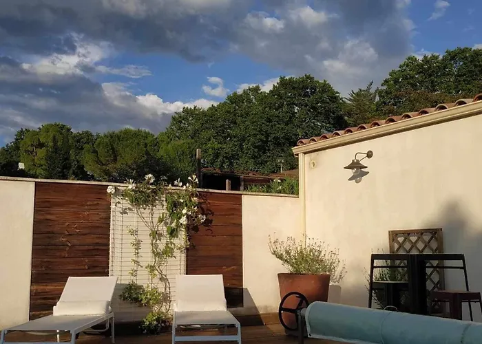 Chambre studio indépendante au calme vue sur piscine